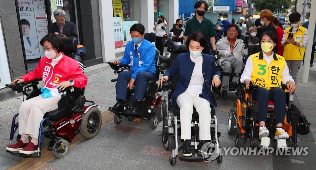 '쉽지 않은 휠체어 이동'