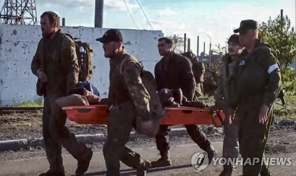 ′함락′ 아조우스탈서 빠져나오는 우크라군…친러 지역으로 이동