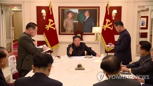 북한 김정은, '방역초기 위기대응 미숙'…정치국 상무위 주재
