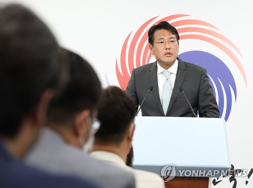 Kim Tae-hyo, first deputy chief of the presidential National Security Office, gives a press briefing at the presidential office in Seoul on May 18, 2022. (Yonhap)