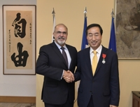 (LEAD) Le maire de Seodaemun reçoit la Légion d'honneur de la France