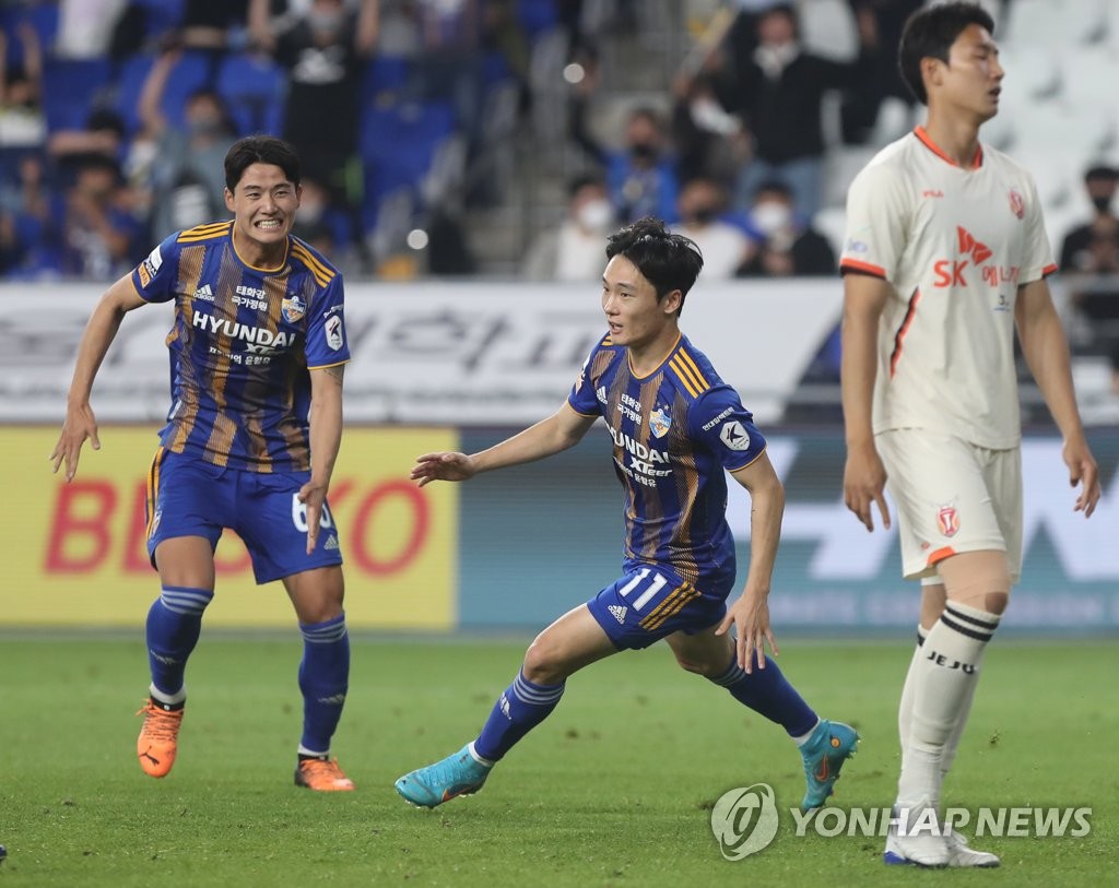 Um Won-sang of Ulsan Hyundai FC (C) celebrates his goal against Jeju United during the clubs' K League 1 match at Munsu Football Stadium in Ulsan, 415 kilometers southeast of Seoul, on May 18, 2022. (Yonhap)