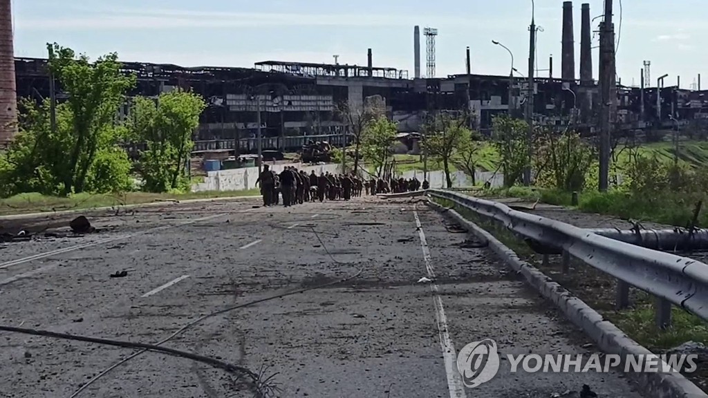 마리우폴 제철소 빠져나오며 투항하는 우크라 군인들