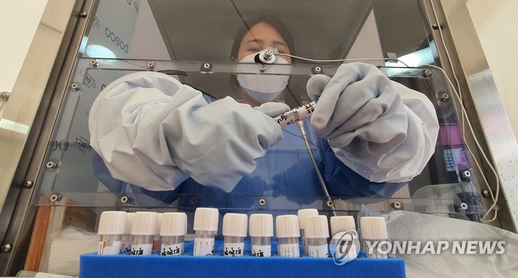 A medical worker prepares for COVID-19 tests at a testing site in Seoul on May 19, 2022. (Yonhap)