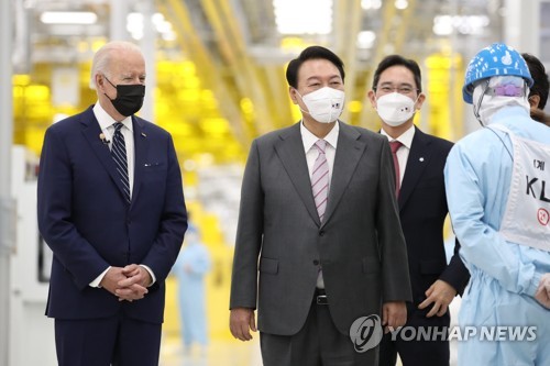 Le président américain Joe Biden (1er en partant de la g.) et le président Yoon Suk-yeol visitent une usine de puces électroniques de Samsung Electronics à Pyeongtaek, à 70 km au sud de Séoul, le 20 mai 2022, guidés par Lee Jae-yong, le dirigeant de facto du groupe Samsung et vice-président de Samsung Electronics. 