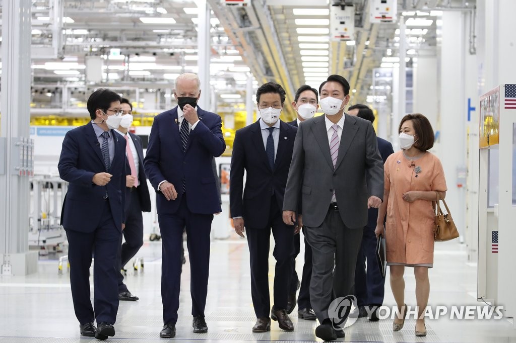 U.S. President Joe Biden (3rd from L) and South Korean President Yoon Suk-yeol (2nd from R) look around a Samsung Electronics chip plant in Pyeongtaek, 70 kilometers south of Seoul, on May 20, 2022, guided by Lee Jae-yong, the de facto leader of Samsung Group and Samsung Electronics vice chairman. Biden arrived in South Korea the same day for his first visit to the country as president. (Yonhap)