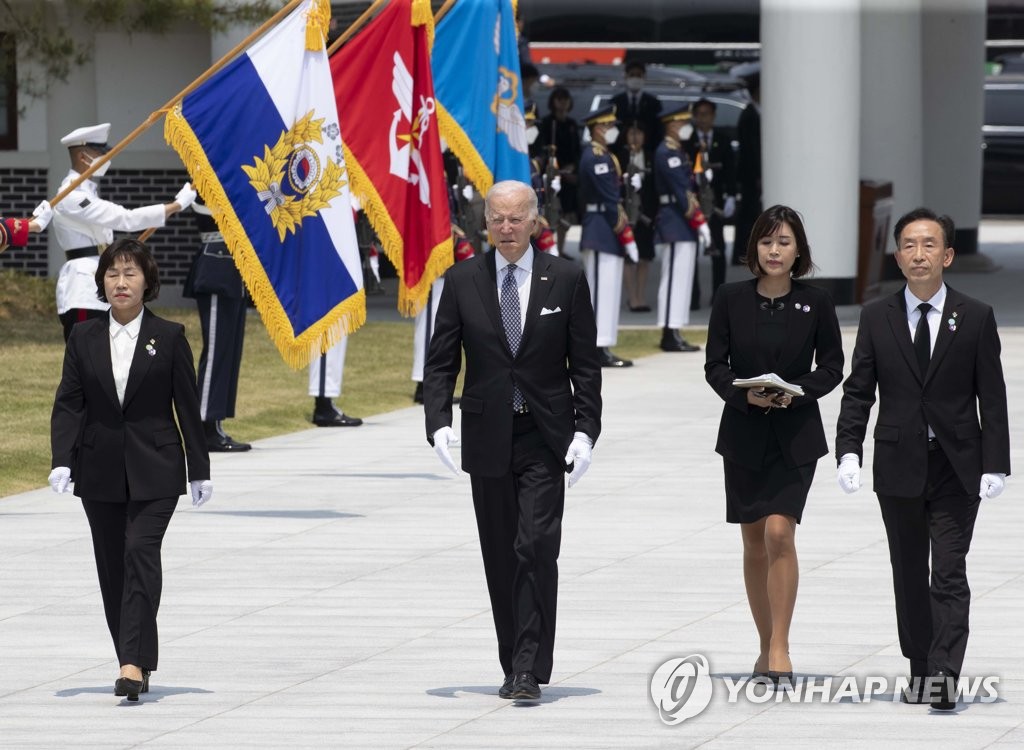 Biden Visits National Cemetery | Yonhap News Agency