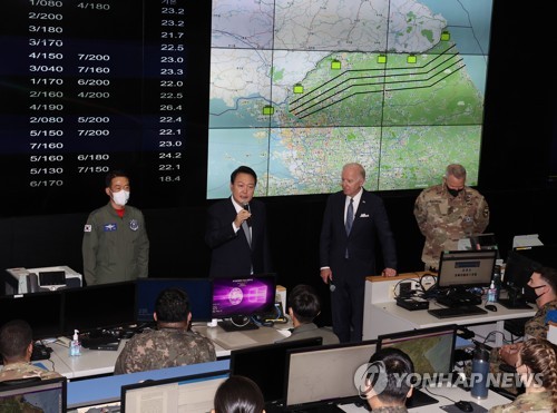 韓国空軍作戦司令部の航空宇宙作戦本部（ＫＡＯＣ）を訪れた尹錫悦（ユン・ソクヨル）大統領（中央左）とバイデン米大統領（同右）＝２２日、平沢（聯合ニュース）