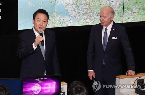  Yoon y Biden alardean de la alianza durante su visita al centro de operaciones de la Fuerza Aérea