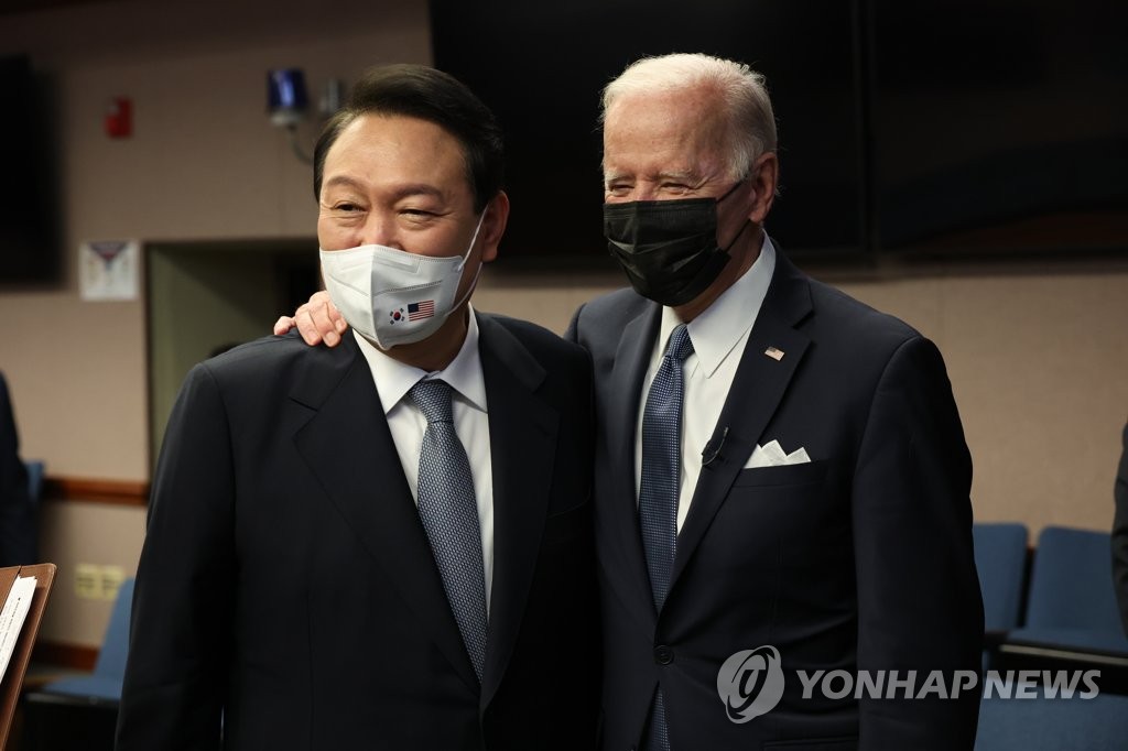 South Korean President Yoon Suk-yeol (L) and his U.S. counterpart, Joe Biden, visit a key Air Force operations center at Osan Air Base in Pyeongtaek, 70 kilometers south of Seoul, on May 22, 2022. (Yonhap)