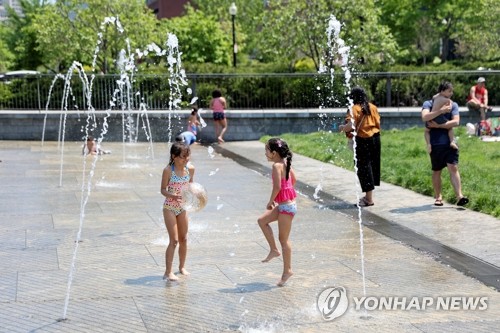 미 북동부 때 이른 폭염에 물놀이하는 어린이들