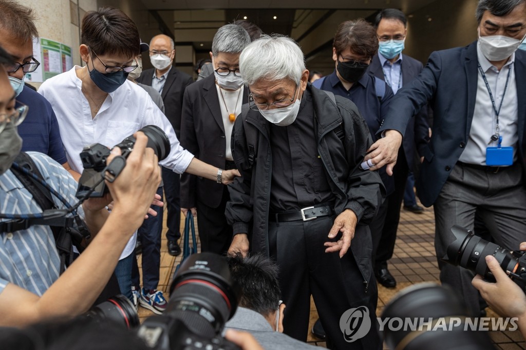 법정 떠나는 조지프 쩐 홍콩 추기경