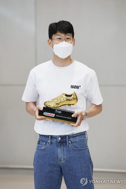 Son Heung-min of Tottenham Hotspur poses with the Premier League Golden Boot trophy after arriving at Incheon International Airport in Incheon, just west of Seoul, on May 24, 2022. (Yonhap)