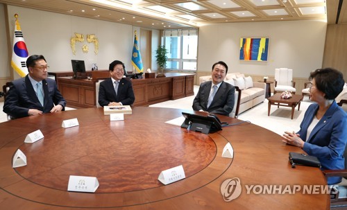 President Yoon Suk-yeol (2nd from R) speaks with National Assembly Speaker Park Byeong-seug (2nd from L) and National Assembly Deputy Speakers Chung Jin-suk (L) and Kim Sang-hee at his office in Seoul on May 24, 2022. (Yonhap)
