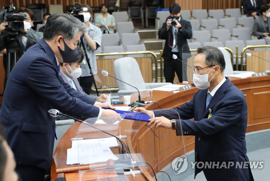 인사청문회에서 선서문 제출하는 김규현 국가정보원장 후보자