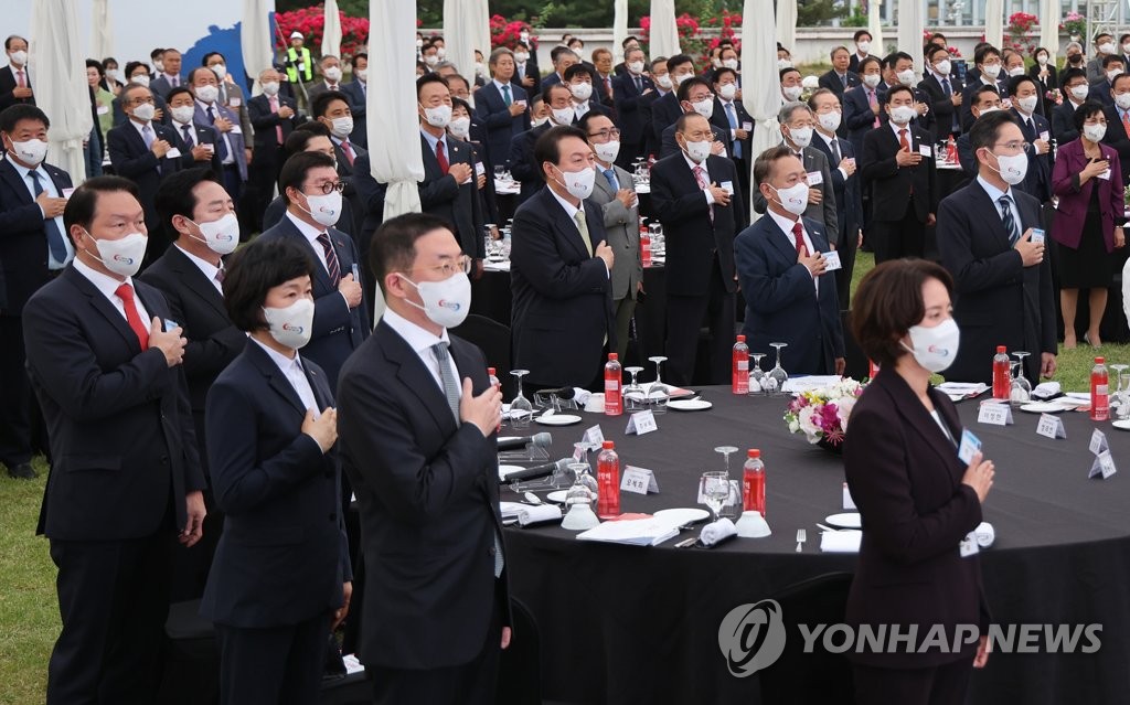 국기에 경례하는 윤석열 대통령과 5대그룹 총수