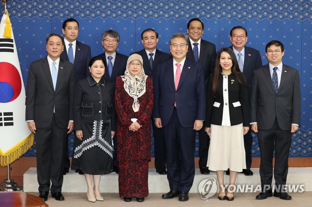 Foreign Minister Park Jin (3rd from R, front row) poses for a commemorative photo with 10 ambassadors from the Association of Southeast Asian Nations (ASEAN) at his ministry building in Seoul on May 27, 2022. (Yonhap)