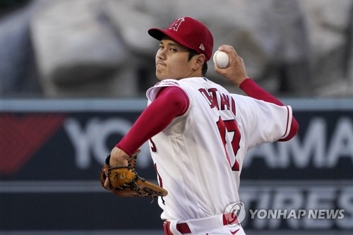 지난 5월 류현진이 선발로 나선 토론토를 상대로 투구하는 LA 에인절스 오타니