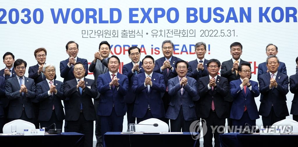 La foto de archivo, tomada el 31 de mayo de 2022, muestra al presidente surcoreano, Yoon Suk-yeol (centro, primera fila), posando para una foto con funcionarios de alto rango y empresarios surcoreanos, durante una reunión para ganar la candidatura de Busan para albergar la Expo Mundial 2030, en un centro de convenciones, en la mayor ciudad portuaria del país.