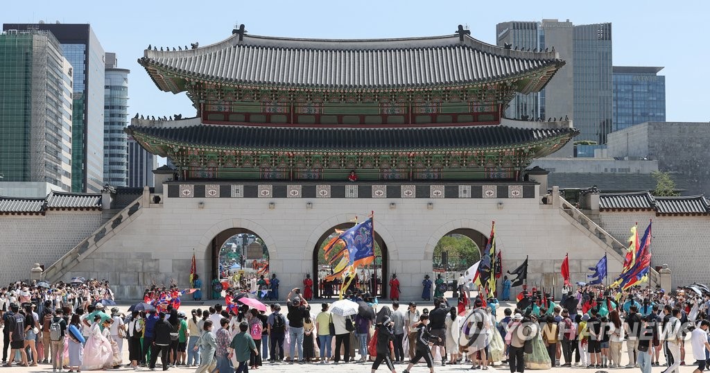 1일 오후 서울 경복궁을 찾은 시민들이 수문장 교대의식을 관람하고 있다. [연합뉴스 자료사진]