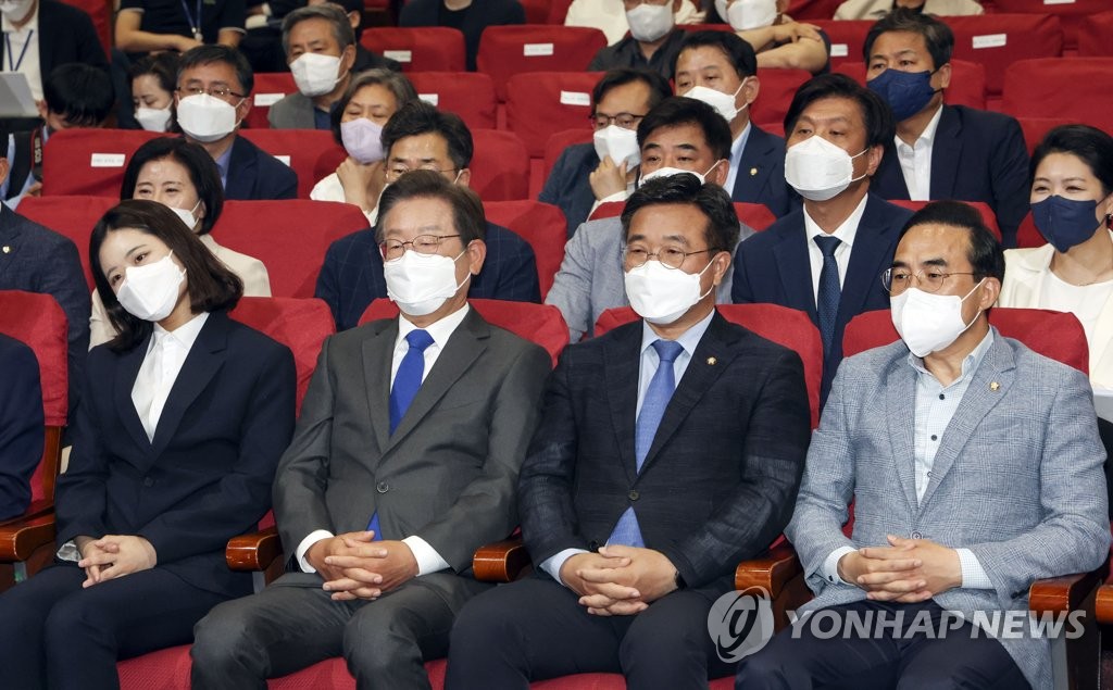 Leaders of the main opposition Democratic Party watch the exit poll results for the local elections at the National Assembly in Seoul on June 1, 2022. (Yonhap)