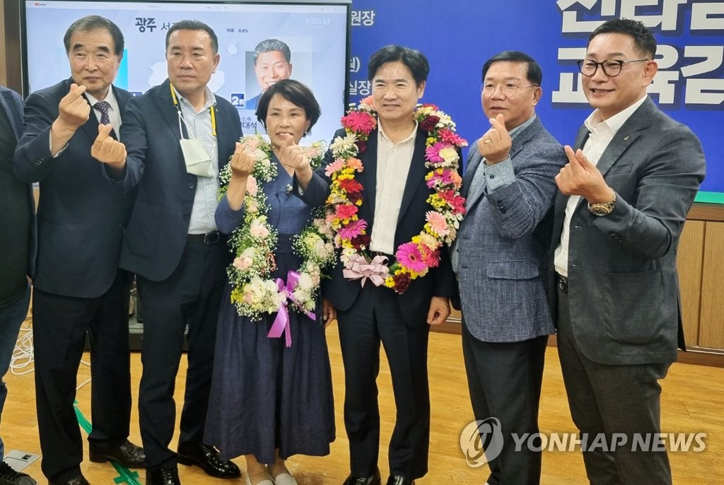 꽃목걸이 건 김대중 전남 교육감 후보