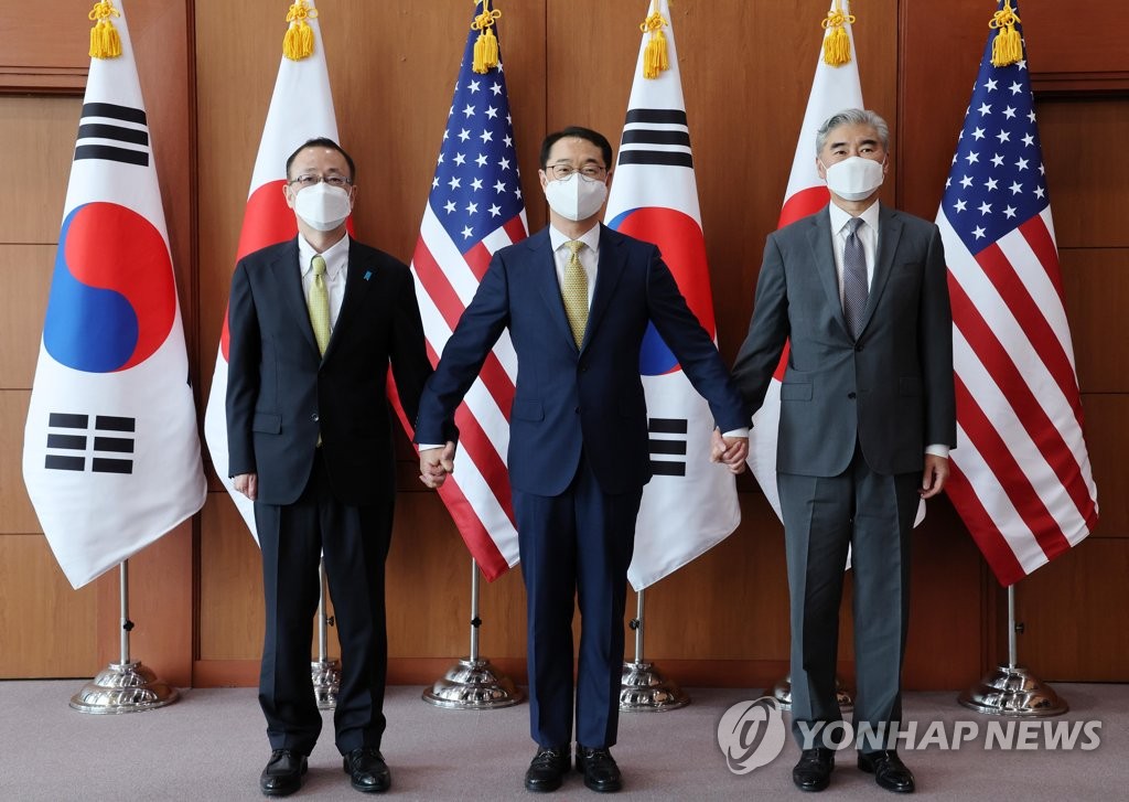 Kim Gunn (C), South Korea's special representative for Korean Peninsula peace and security affairs, his American counterpart Sung Kim (R) and Japan's Takehiro Funakoshi (L) pose for a commemorative photo ahead of their meeting at the foreign ministry building in Seoul on June 3, 2022. (Pool photo) (Yonhap)