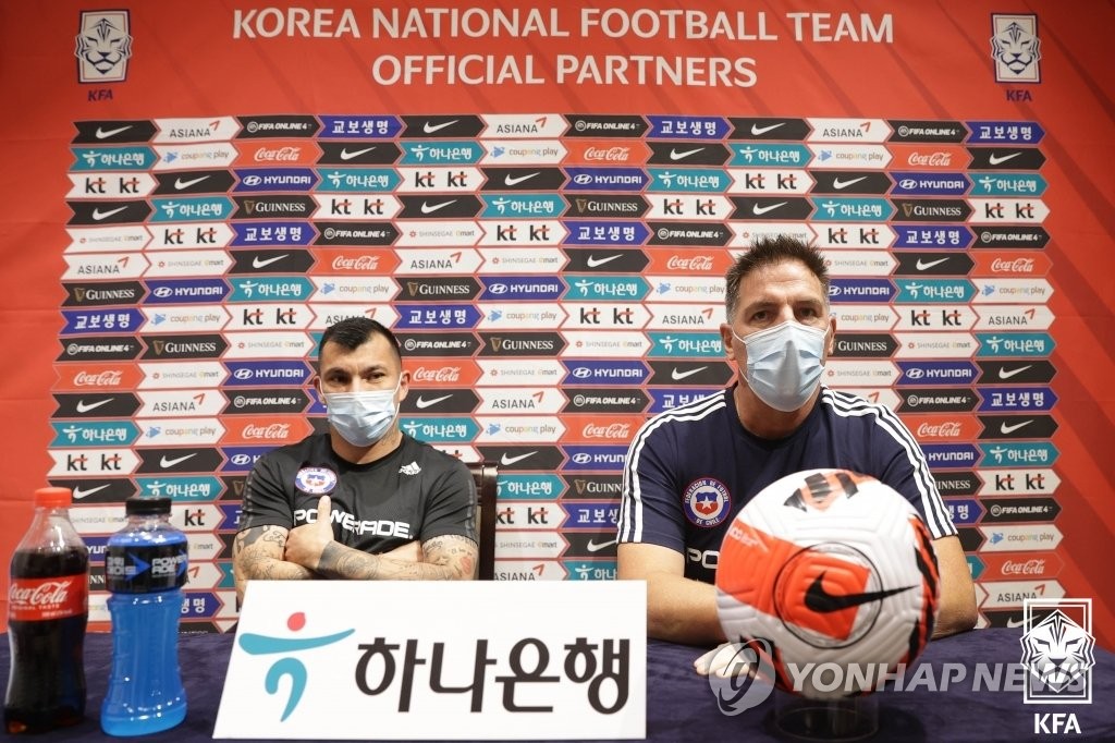 Eduardo Berizzo (R), head coach of the Chilean men's national football team, and Gary Medel, his captain, attend an online press conference at Lotte City Hotel Daejeon in Daejeon, some 160 kilometers south of Seoul, on June 5, 2022, the eve of a pre-World Cup friendly against South Korea, in this photo provided by the Korea Football Association. (PHOTO NOT FOR SALE) (Yonhap)