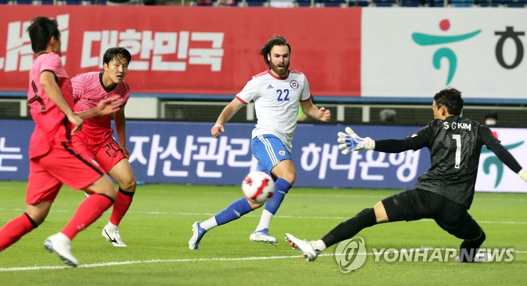 Kim Seung-gyu of South Korea (R) makes a save on Benjamin Brereton Diaz of Chile (2nd from R) during the countries' football friendly match at Daejeon World Cup Stadium in Daejeon, some 160 kilometers south of Seoul, on June 6, 2022. (Yonhap)