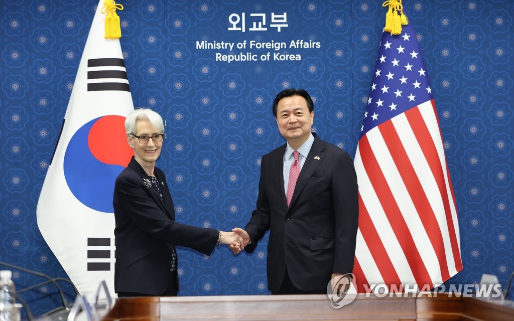 Le premier vice-ministre des Affaires étrangères Cho Hyun-dong (à dr.) et son homologue américaine, Wendy Sherman, posent pour une séance photos le mardi 7 juin 2022 avant d'entamer leur réunion sur le renforcement de l'alliance bilatérale au ministère des Affaires étrangères à Séoul.