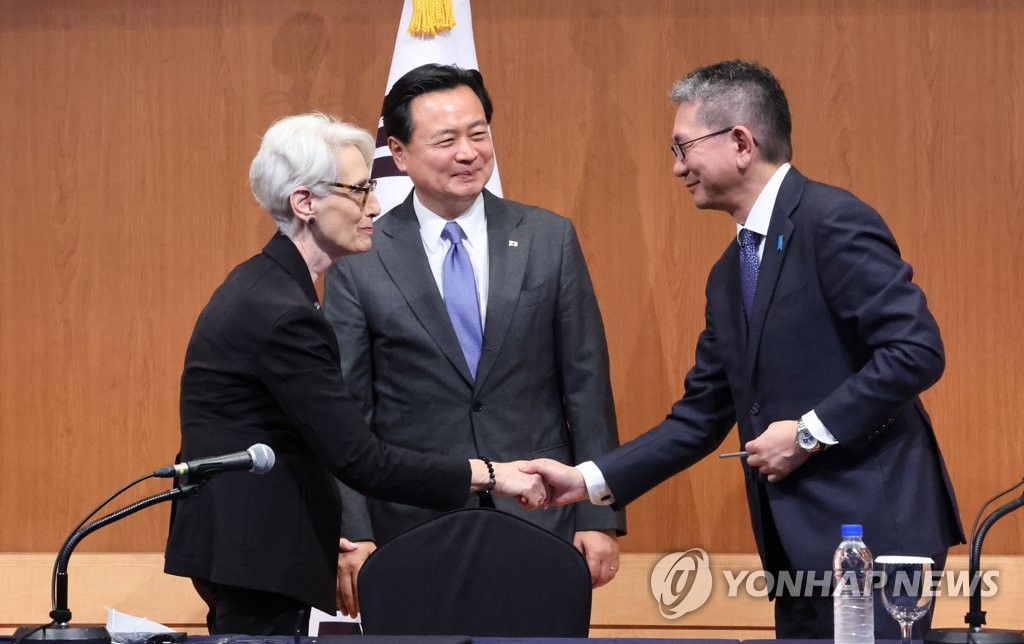 前回の韓米日外務次官協議は６月８日にソウルで開催された。共同記者会見を終えて握手を交わす（左から）シャーマン氏、趙氏、森氏＝（聯合ニュース）