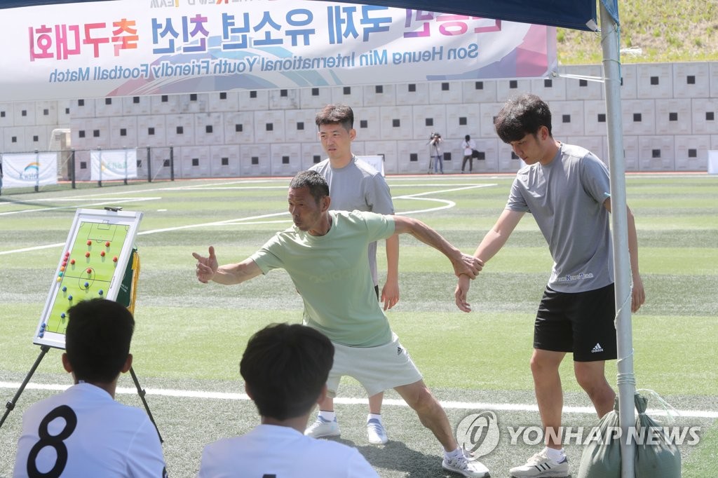 유소년 축구 지도하는 손흥민 아버지 손웅정 감독 연합뉴스 3329