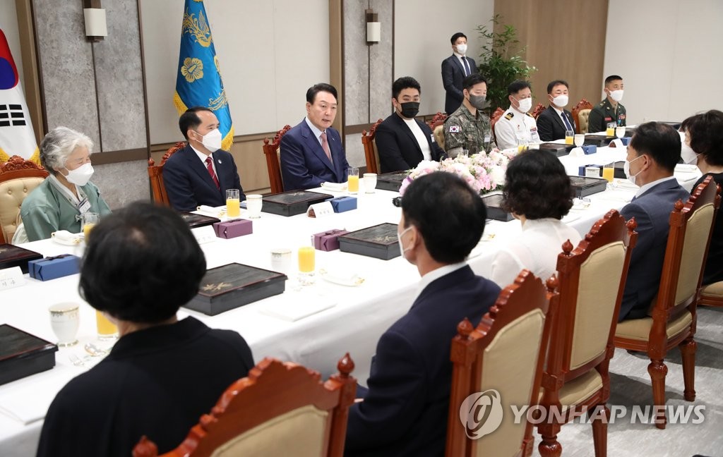 Yoon welcomes war heroes, bereaved families to presidential office