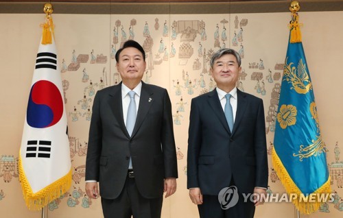 الرئيس «يون» يمنح أوراق الاعتماد للسفير الجديد لدى الولايات المتحدة