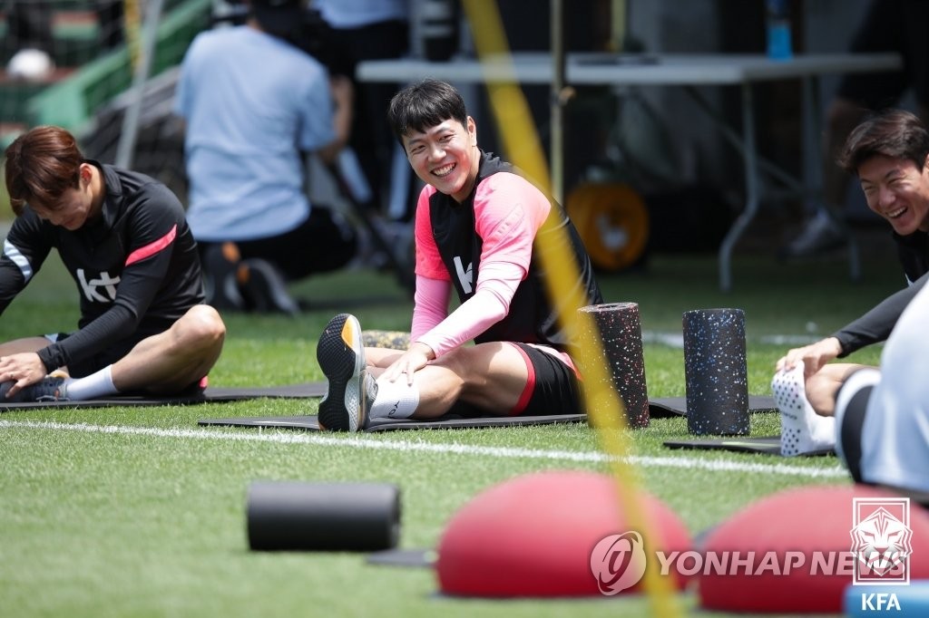 South Korean center back Kim Young-gwon (C) stretches before a training session at the National Football Center in Paju, 30 kilometers north of Seoul, on June 11, 2022, in this photo provided by the Korea Football Association. (PHOTO NOT FOR SALE) (Yonhap)