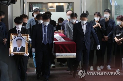 "천사를 먼저 데려가나"…법률사무소 방화 희생자 오열 속 발인