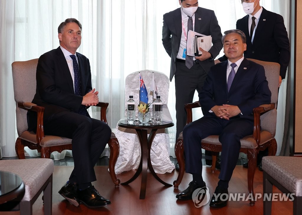 S. Korean defense chief meets Australian, Netherlands counterparts in Singapore