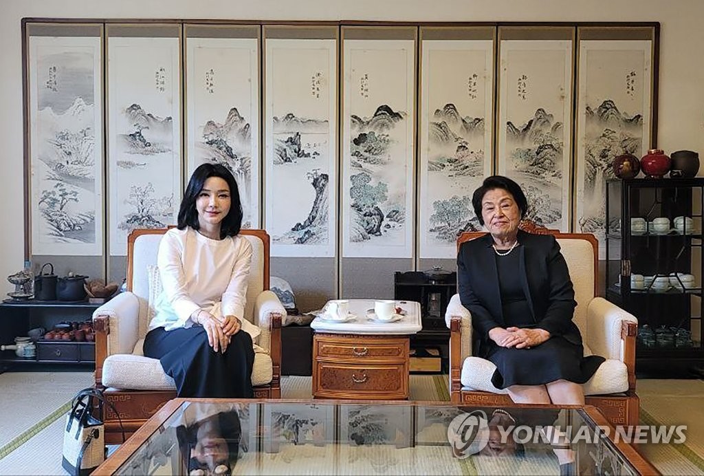 La primera dama con la viuda del expresidente Chun Doo-hwan AGEN