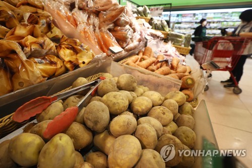 서울 시내 한 대형마트에서 무포장·낱개 판매중인 농산물이 진열되어 있다. [연합뉴스 자료사진]