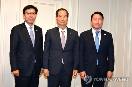 ＢＩＥ総会のためパリを訪れた（左から）朴市長、韓首相、崔会頭（首相室提供）＝（聯合ニュース）≪転載・転用禁止≫