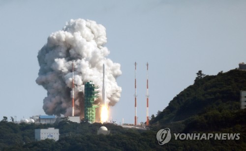 South Korea's homegrown space rocket Nuri lifts off from Naro Space Center in Goheung, southwestern South Korea, on June 21, 2022, as the country makes a second attempt to put satellites into orbit. (Yonhap)