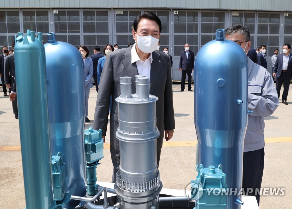 尹大統領が原子炉メーカー視察　文前政権の「脱原発」批判