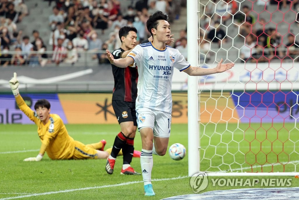 Um Won-sang of Ulsan Hyundai FC (R) celebrates after scoring a goal against FC Seoul during the clubs' K League 1 match at Seoul World Cup Stadium in Seoul on June 22, 2022. (Yonhap)
