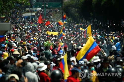 거리로 쏟아져 나온 에콰도르 반정부 시위대