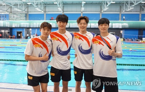 Members of the South Korean men's 4x200m freestyle relay team -- (from L to R) Kim Woo-min, Hwang Sun-woo, Lee Ho-joon and Lee Yoo-yeon -- pose for a group photo after qualifying for the final at the FINA World Championships at Duna Arena in Budapest on June 23, 2022, in the photo provided by All That Sports. (PHOTO NOT FOR SALE) (Yonhap)