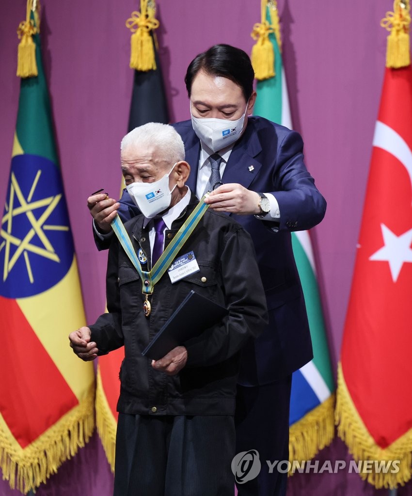 尹大統領　朝鮮戦争参戦者にメダル