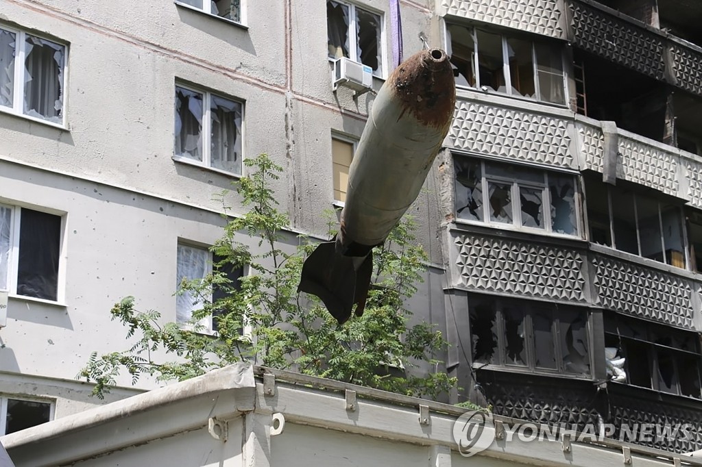 우크라 아파트에 박힌 러시아 불발 고폭탄