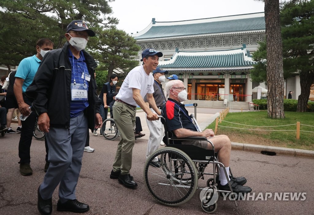 旧大統領府見学する朝鮮戦争参戦者