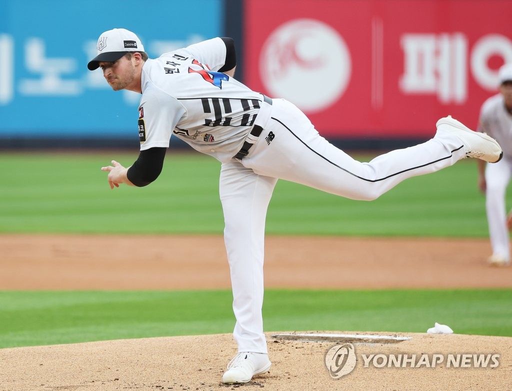 Wes Benjamin of the KT Wiz pitches against the LG Twins during the top of the first inning of a Korea Baseball Organization regular season game at KT Wiz Park in Suwon, 35 kilometers south of Seoul, on June 26, 2022. (Yonhap)