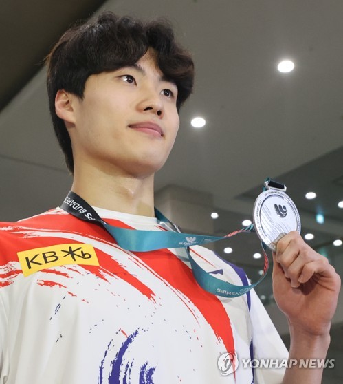 Swimmer Hwang Sun-woo returns home after winning world silver